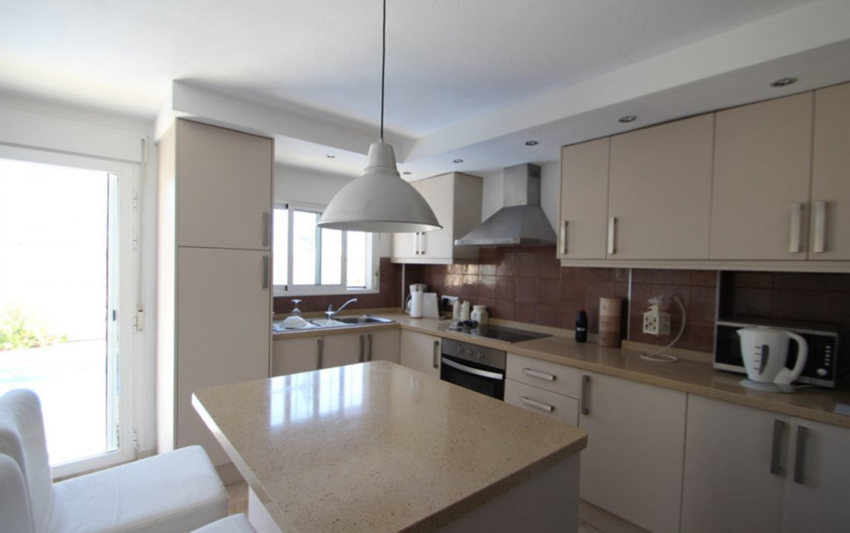 Sold - 4 Bedroom 2 Bathroom Detached Villa in Villamartin - Villamartin  - Alicante