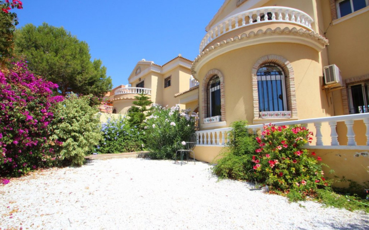 Sold - 4 Bedroom 2 Bathroom Detached Villa in Villamartin - Villamartin  - Alicante