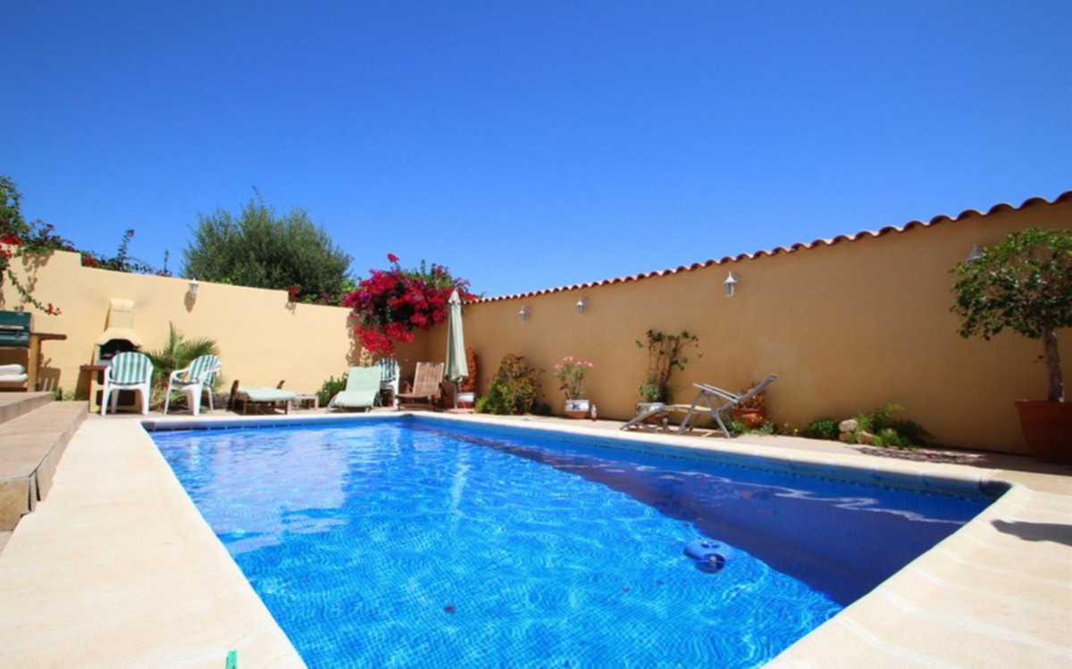 Sold - 4 Bedroom 2 Bathroom Detached Villa in Villamartin - Villamartin  - Alicante