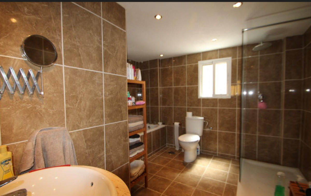 Sold - 4 Bedroom 2 Bathroom Detached Villa in Villamartin - Villamartin  - Alicante