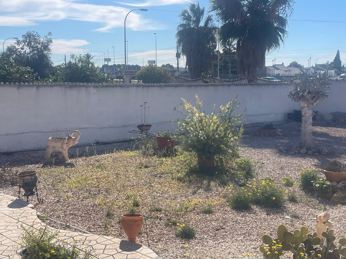 For sale - 3 Bedroom 1 Bathroom House - Detached Villa in Torrevieja - Torrevieja Centro  - Alicante