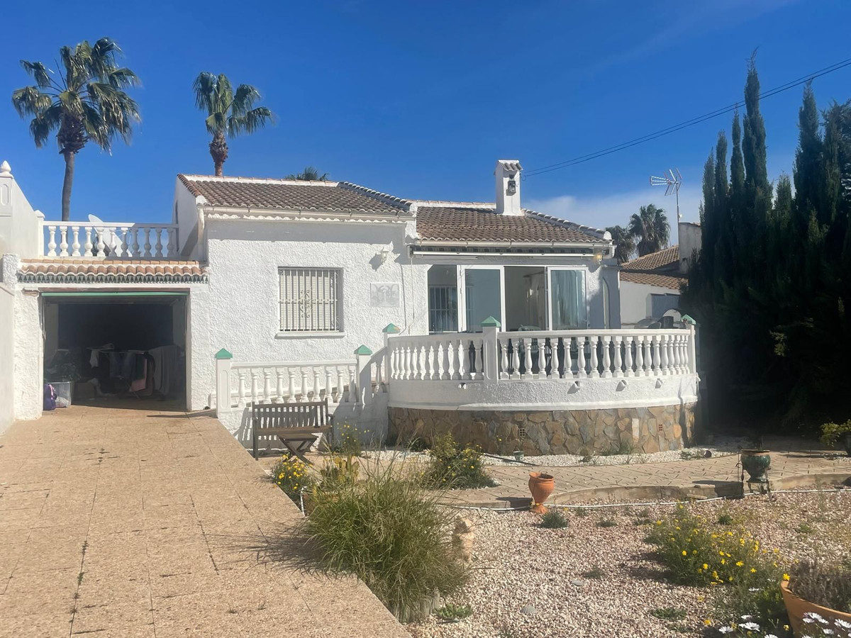 For sale - 3 Bedroom 1 Bathroom House - Detached Villa in Torrevieja - Torrevieja Centro  - Alicante