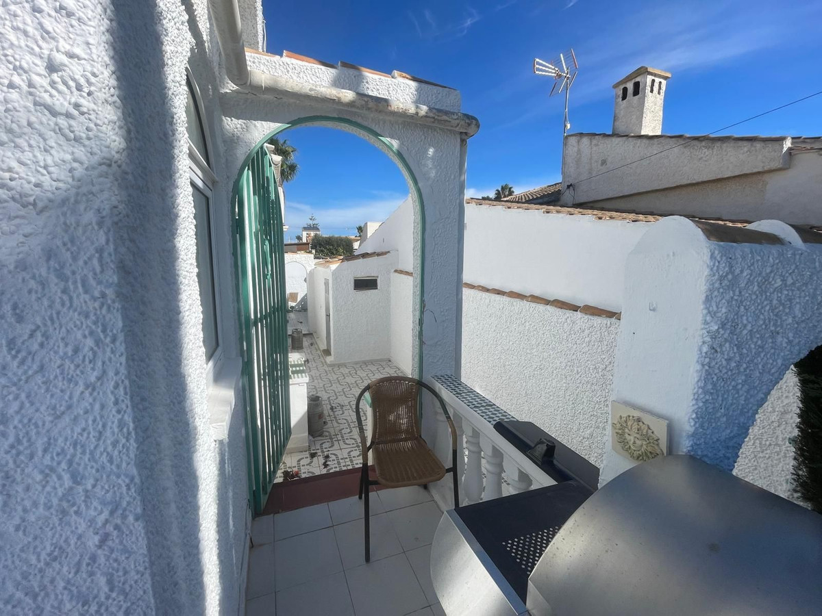 For sale - 3 Bedroom 1 Bathroom House - Detached Villa in Torrevieja - Torrevieja Centro  - Alicante