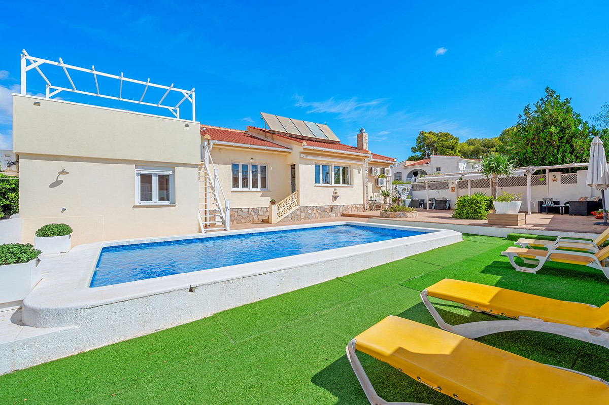 For sale - 7 Bedroom 3 Bathroom House - Detached Villa in Rojales - Rojales Centro  - Alicante