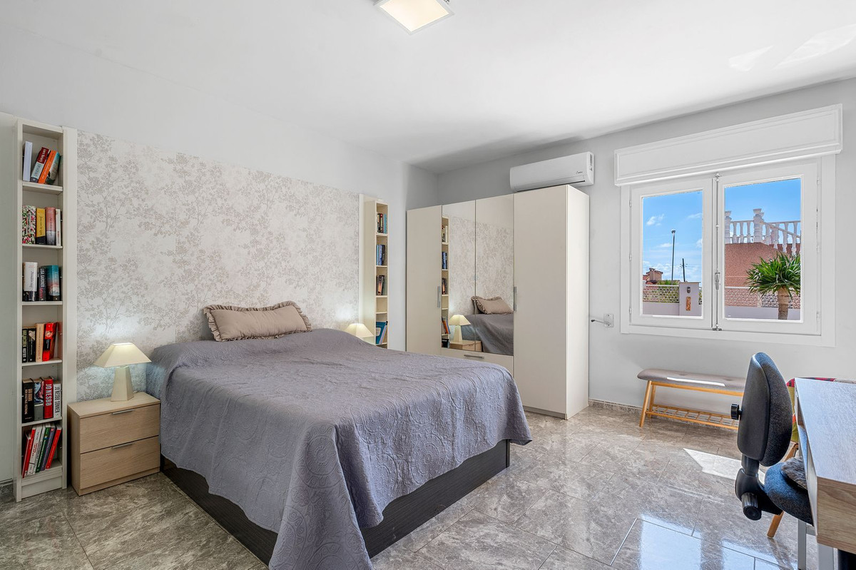 For sale - 7 Bedroom 3 Bathroom House - Detached Villa in Rojales - Rojales Centro  - Alicante