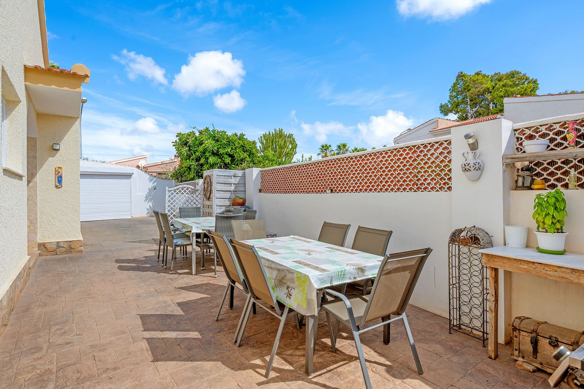 For sale - 7 Bedroom 3 Bathroom House - Detached Villa in Rojales - Rojales Centro  - Alicante