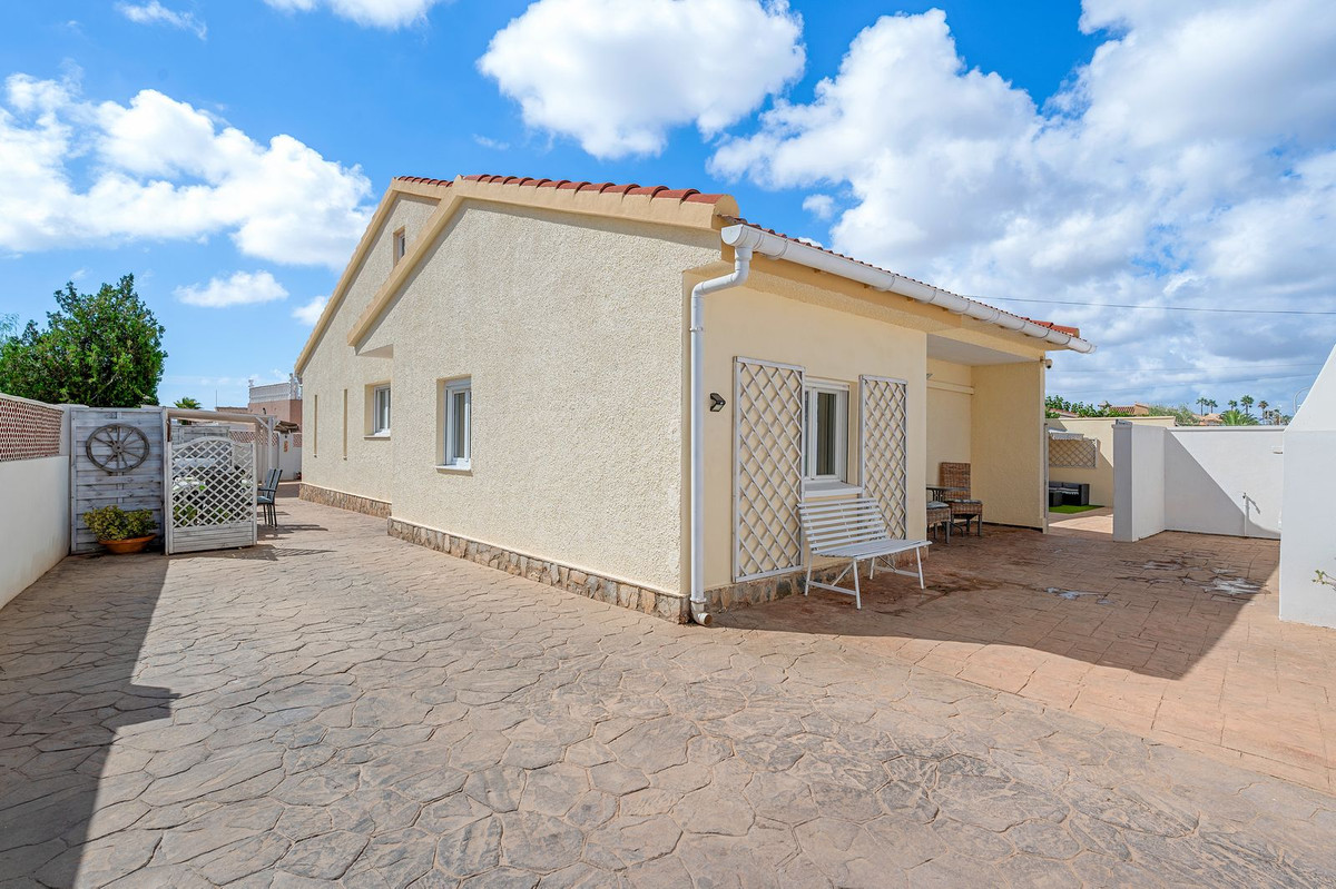For sale - 7 Bedroom 3 Bathroom House - Detached Villa in Rojales - Rojales Centro  - Alicante