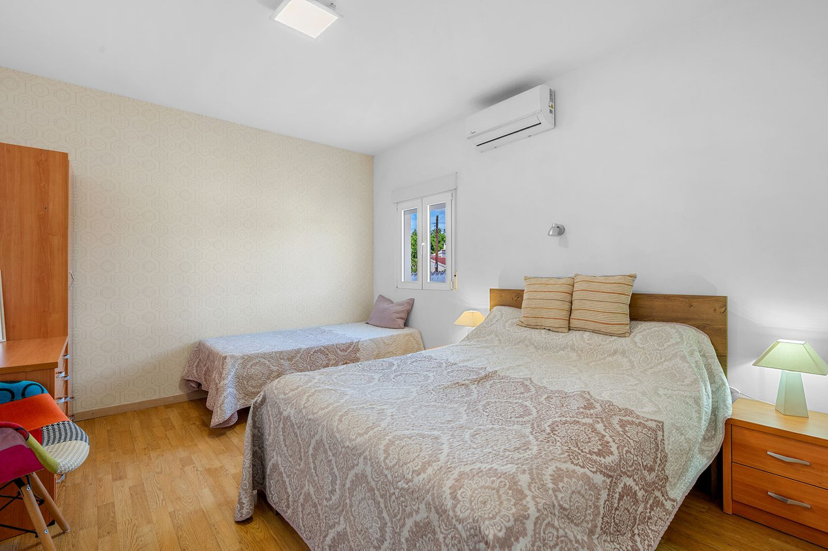 For sale - 7 Bedroom 3 Bathroom House - Detached Villa in Rojales - Rojales Centro  - Alicante