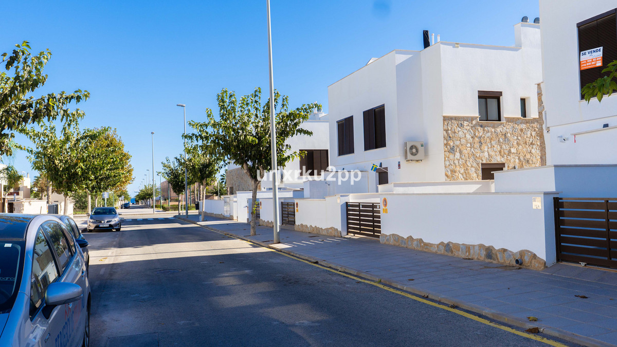 For sale - 3 Bedroom 2 Bathroom Apartment - Top Floor Apartment in Pilar de la Horadada - Torre de la Horadada  - Alicante