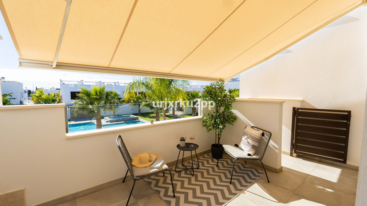 For sale - 3 Bedroom 2 Bathroom Apartment - Top Floor Apartment in Pilar de la Horadada - Torre de la Horadada  - Alicante