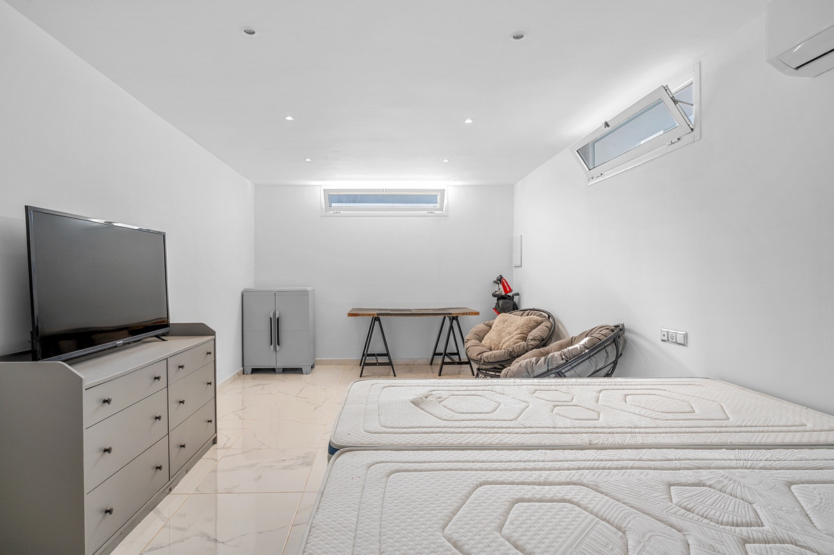 For sale - 5 Bedroom 3 Bathroom House - Detached Villa in Rojales - Ciudad Quesada  - Alicante