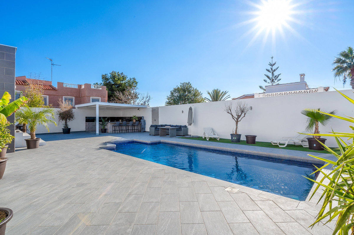 For sale - 5 Bedroom 3 Bathroom House - Detached Villa in Rojales - Ciudad Quesada  - Alicante
