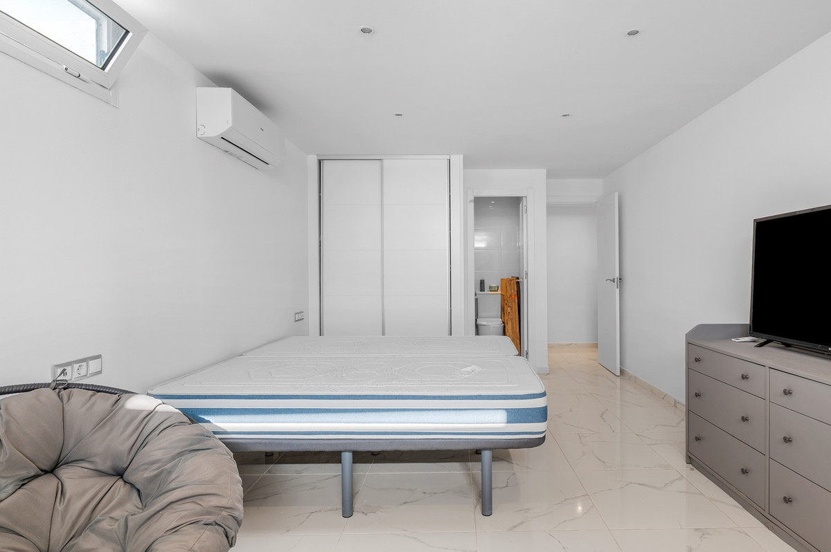 For sale - 5 Bedroom 3 Bathroom House - Detached Villa in Rojales - Ciudad Quesada  - Alicante