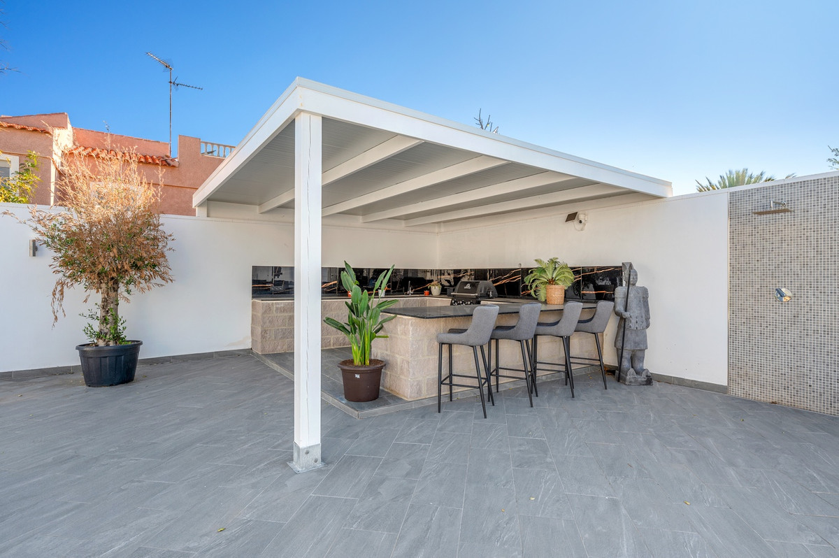 For sale - 5 Bedroom 3 Bathroom House - Detached Villa in Rojales - Ciudad Quesada  - Alicante
