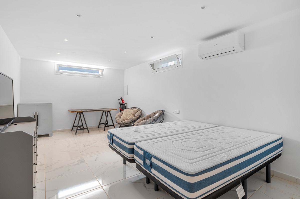 For sale - 5 Bedroom 3 Bathroom House - Detached Villa in Rojales - Ciudad Quesada  - Alicante