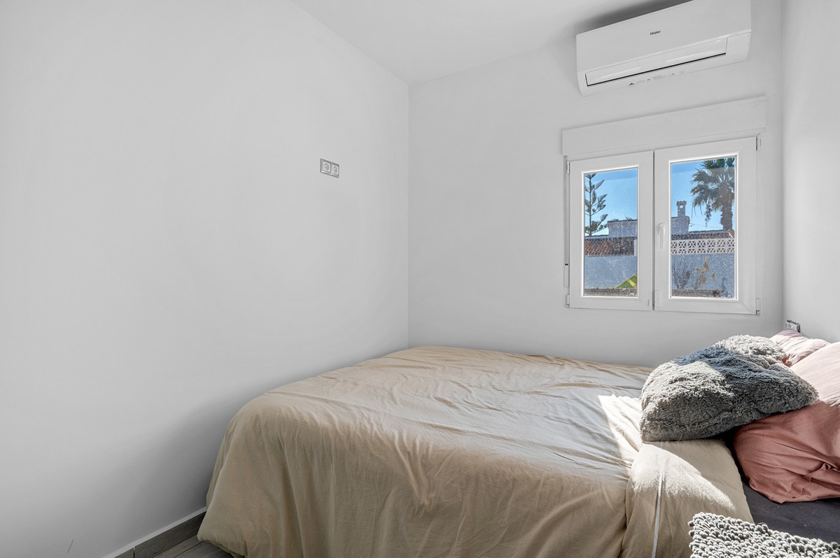 For sale - 5 Bedroom 3 Bathroom House - Detached Villa in Rojales - Ciudad Quesada  - Alicante