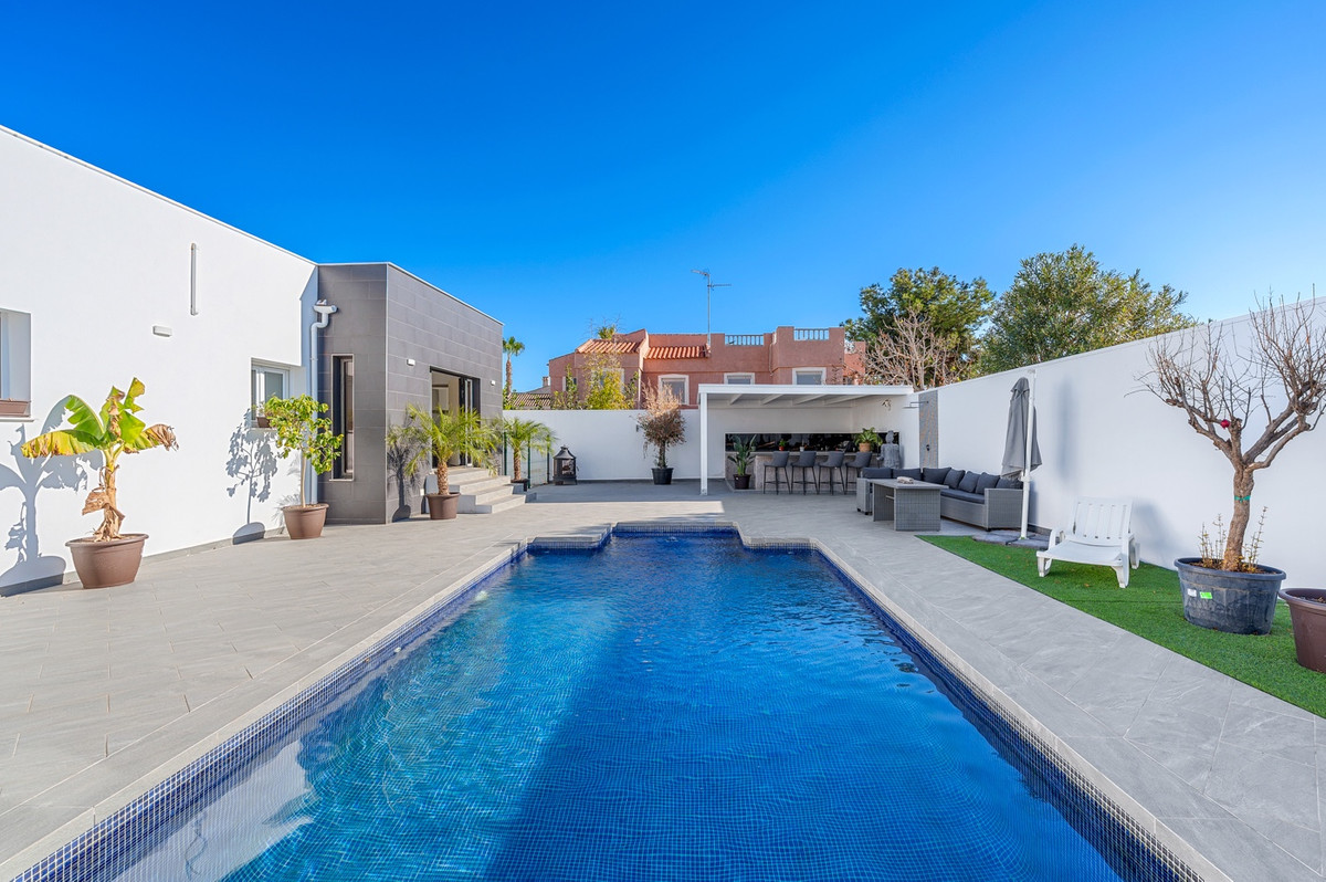 For sale - 5 Bedroom 3 Bathroom House - Detached Villa in Rojales - Ciudad Quesada  - Alicante