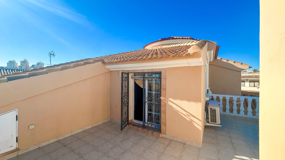 For sale - 6 Bedroom 5 Bathroom House - Detached Villa in Torrevieja - La Mata  - Alicante