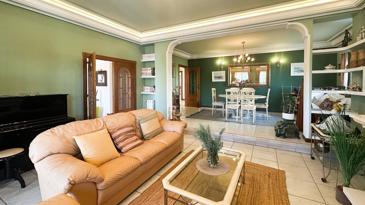 For sale - 6 Bedroom 5 Bathroom House - Detached Villa in Torrevieja - La Mata  - Alicante