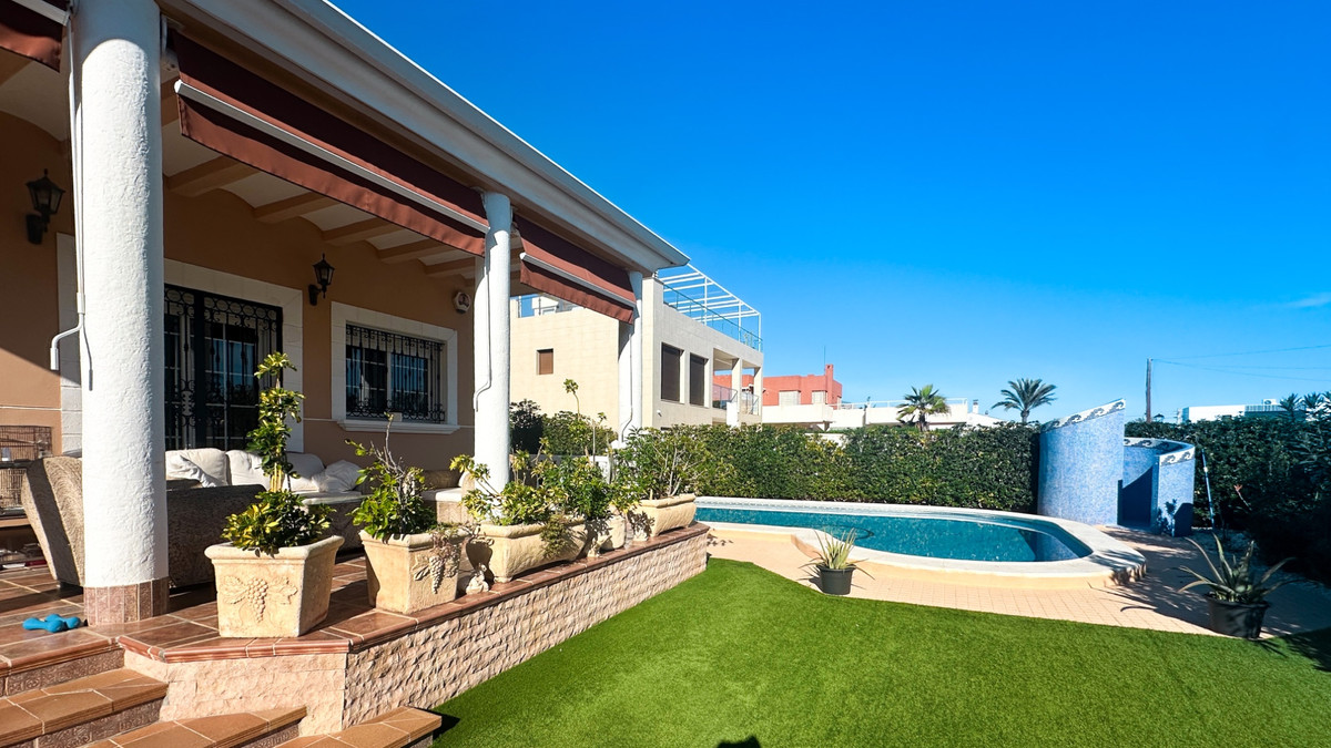 For sale - 6 Bedroom 5 Bathroom House - Detached Villa in Torrevieja - La Mata  - Alicante