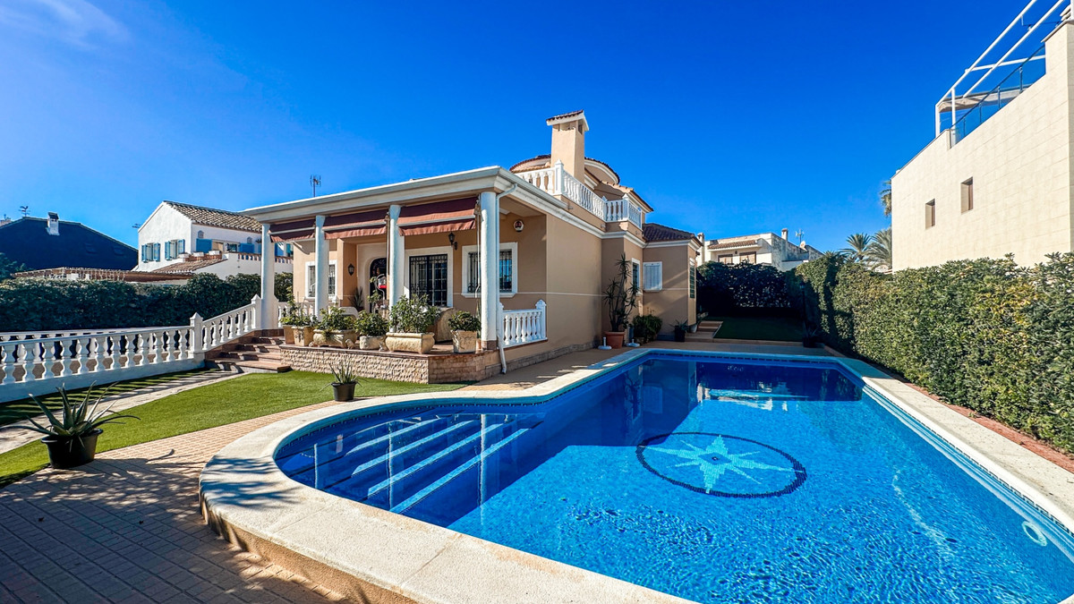 For sale - 6 Bedroom 5 Bathroom House - Detached Villa in Torrevieja - La Mata  - Alicante