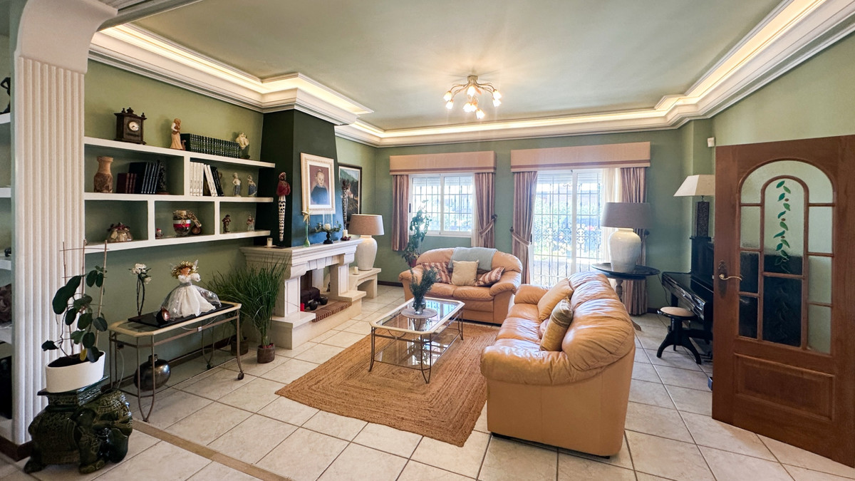 For sale - 6 Bedroom 5 Bathroom House - Detached Villa in Torrevieja - La Mata  - Alicante