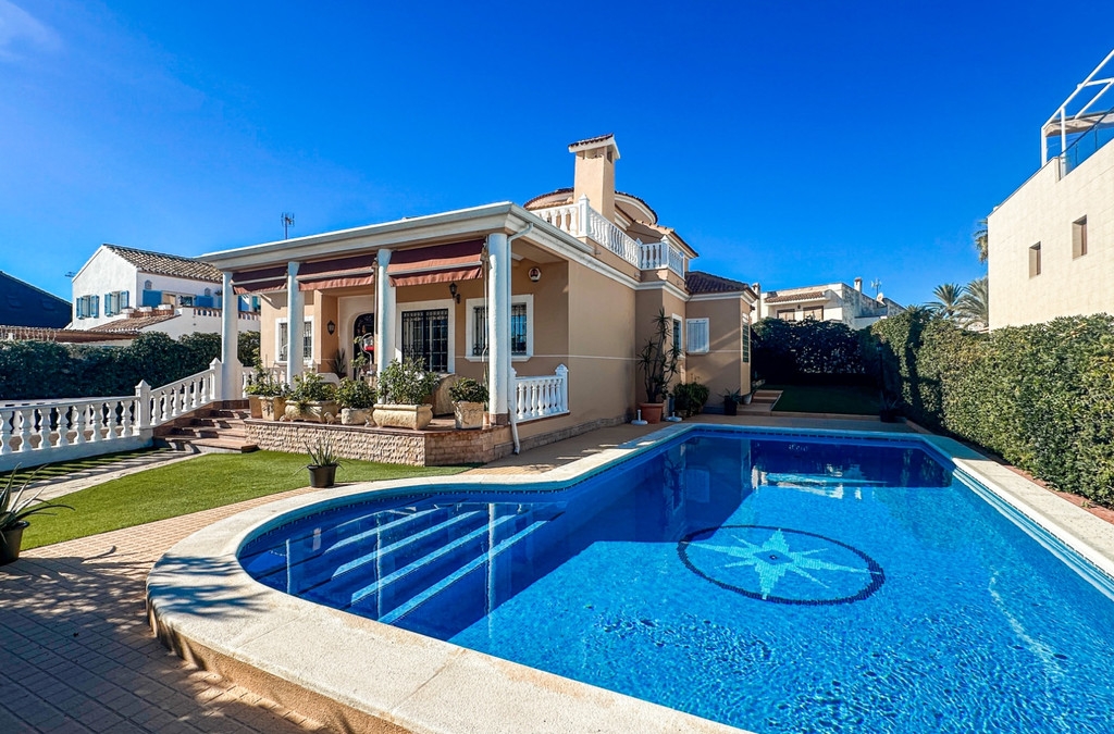 6 Bedroom 5 Bathroom House - Detached Villa in Torrevieja