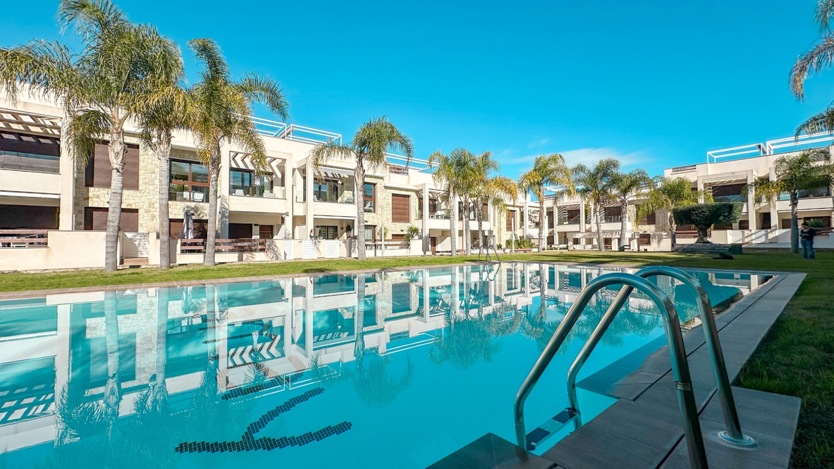 For sale - 3 Bedroom 2 Bathroom Apartment - Top Floor Apartment in Torrevieja - Torrevieja Centro  - Alicante