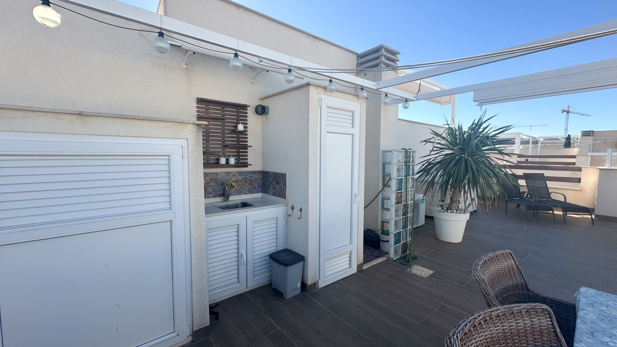 For sale - 3 Bedroom 2 Bathroom Apartment - Top Floor Apartment in Torrevieja - Torrevieja Centro  - Alicante