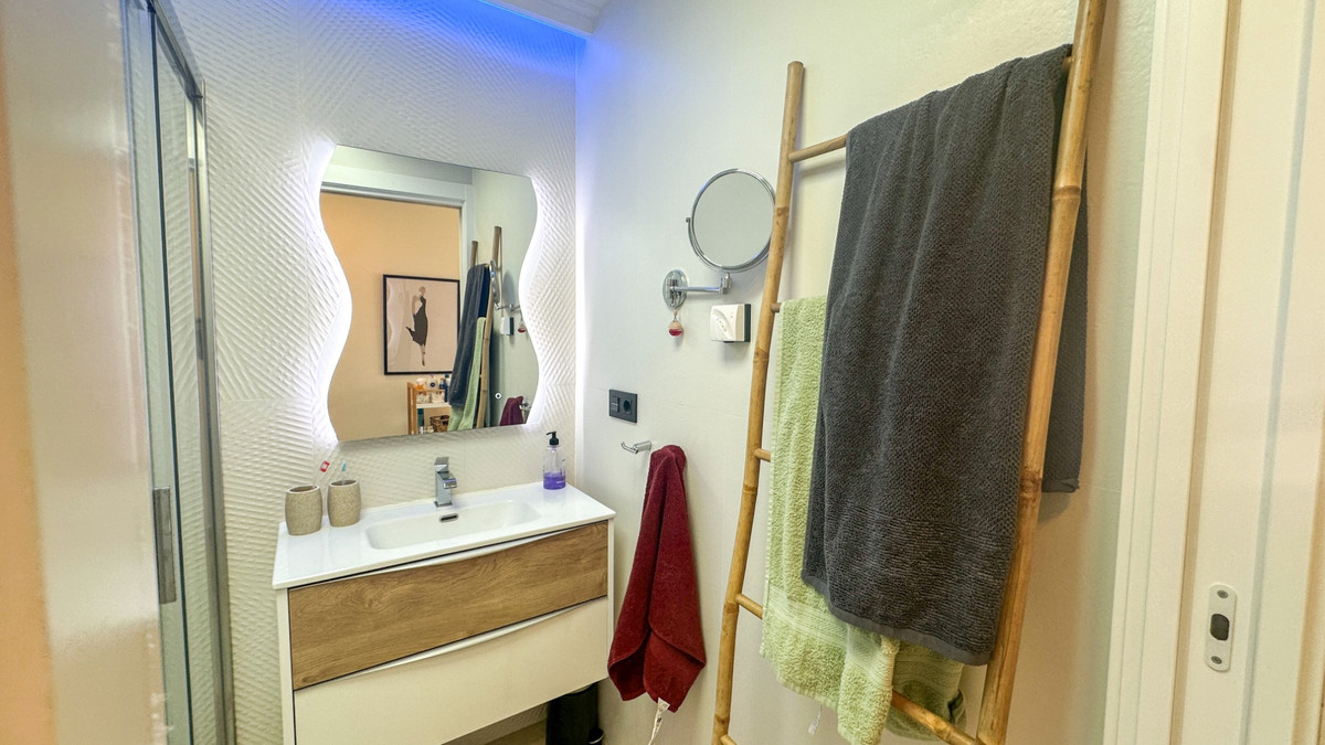 For sale - 3 Bedroom 2 Bathroom Apartment - Top Floor Apartment in Torrevieja - Torrevieja Centro  - Alicante