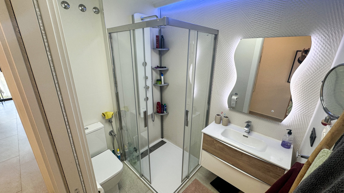 For sale - 3 Bedroom 2 Bathroom Apartment - Top Floor Apartment in Torrevieja - Torrevieja Centro  - Alicante