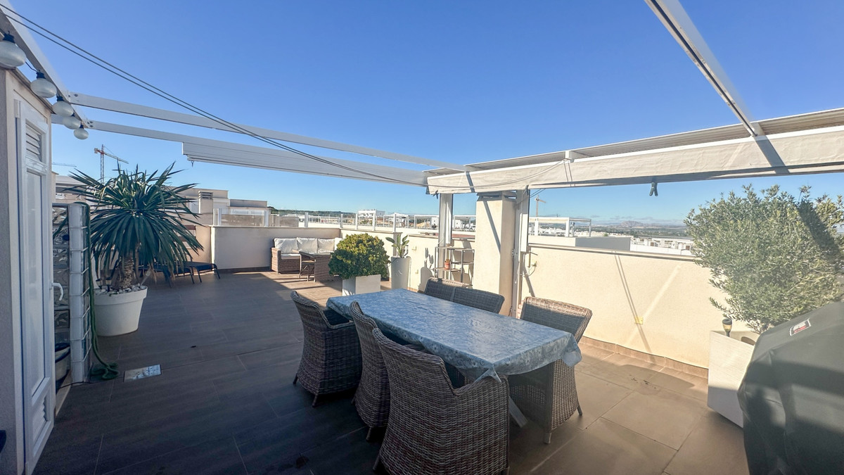 For sale - 3 Bedroom 2 Bathroom Apartment - Top Floor Apartment in Torrevieja - Torrevieja Centro  - Alicante