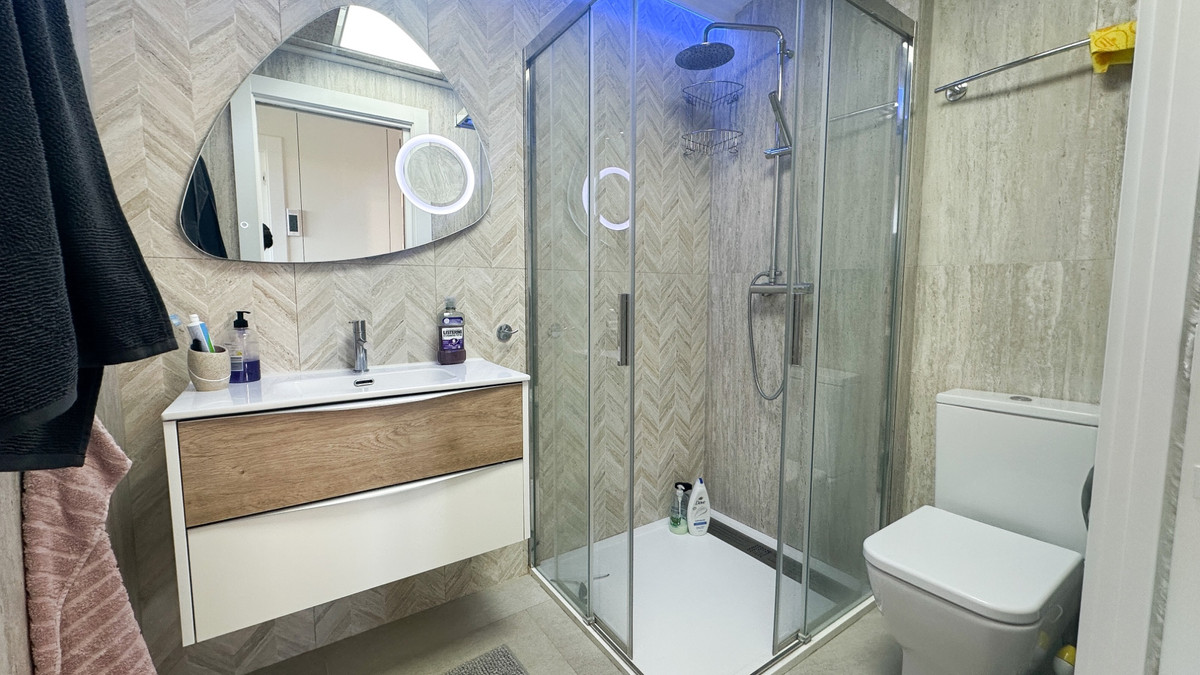 For sale - 3 Bedroom 2 Bathroom Apartment - Top Floor Apartment in Torrevieja - Torrevieja Centro  - Alicante