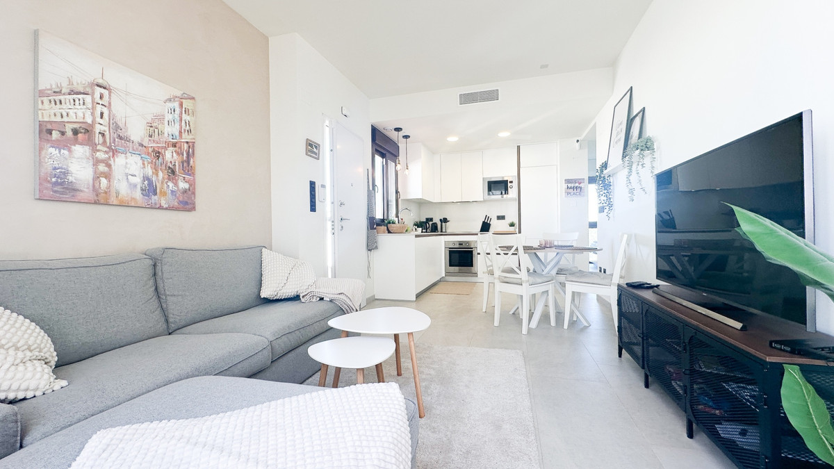 For sale - 3 Bedroom 2 Bathroom Apartment - Top Floor Apartment in Torrevieja - Torrevieja Centro  - Alicante