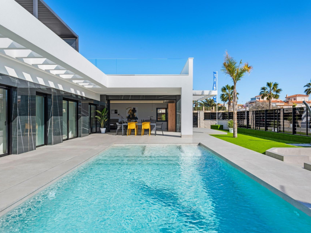 3 Bedroom 2 Bathroom Villa in Algorfa