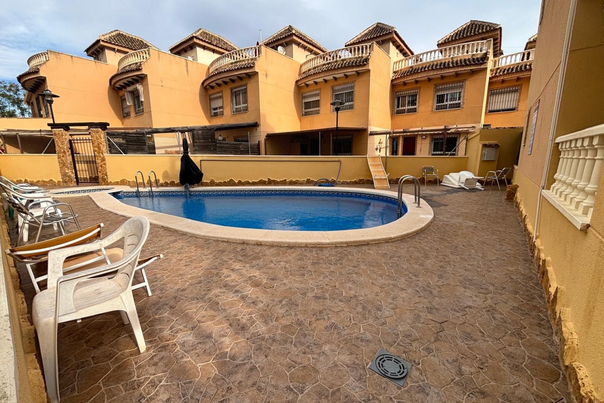 For sale - 5 Bedroom 2 Bathroom Townhouse in Guardamar del Segura - Urbanizaciones  - Alicante