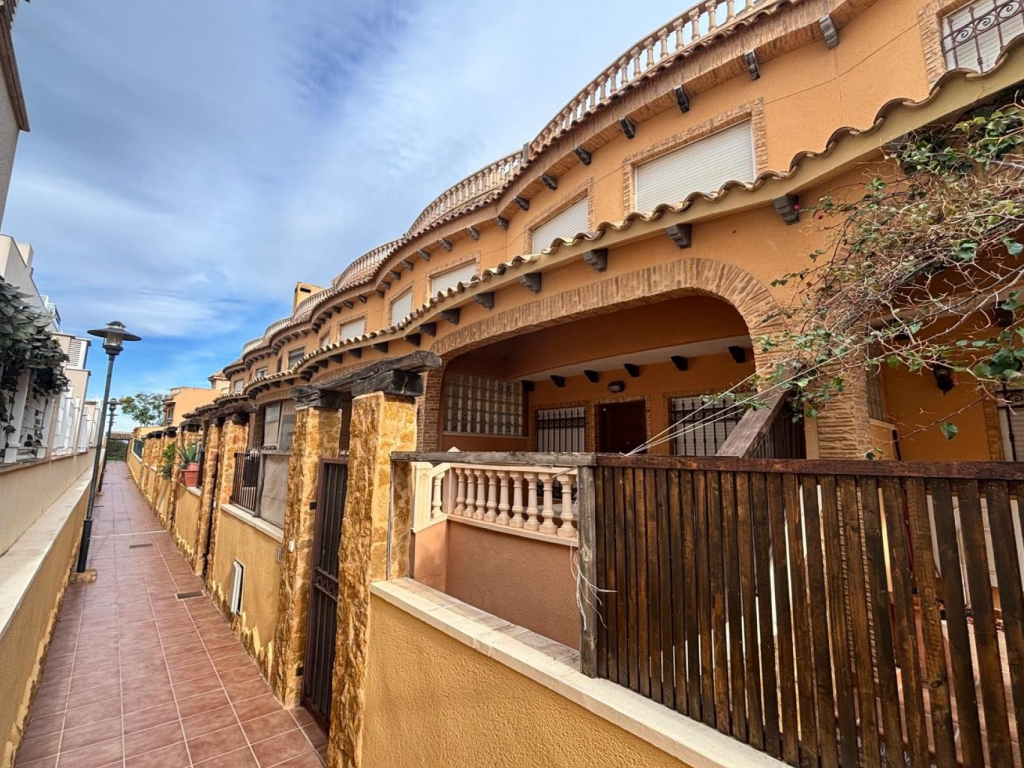 5 Bedroom 2 Bathroom Townhouse in Guardamar del Segura