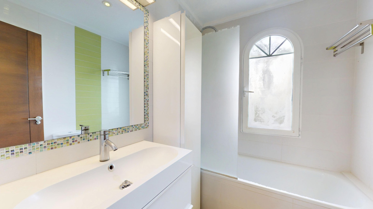 For sale - 5 Bedroom 3 Bathroom House - Detached Villa in Orihuela - La Zenia  - Alicante