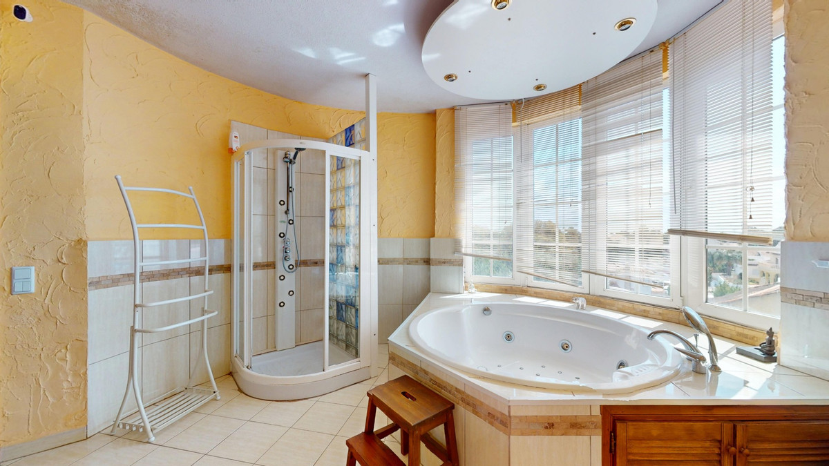 For sale - 5 Bedroom 3 Bathroom House - Detached Villa in Orihuela - La Zenia  - Alicante