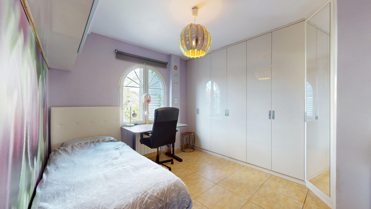 For sale - 5 Bedroom 3 Bathroom House - Detached Villa in Orihuela - La Zenia  - Alicante