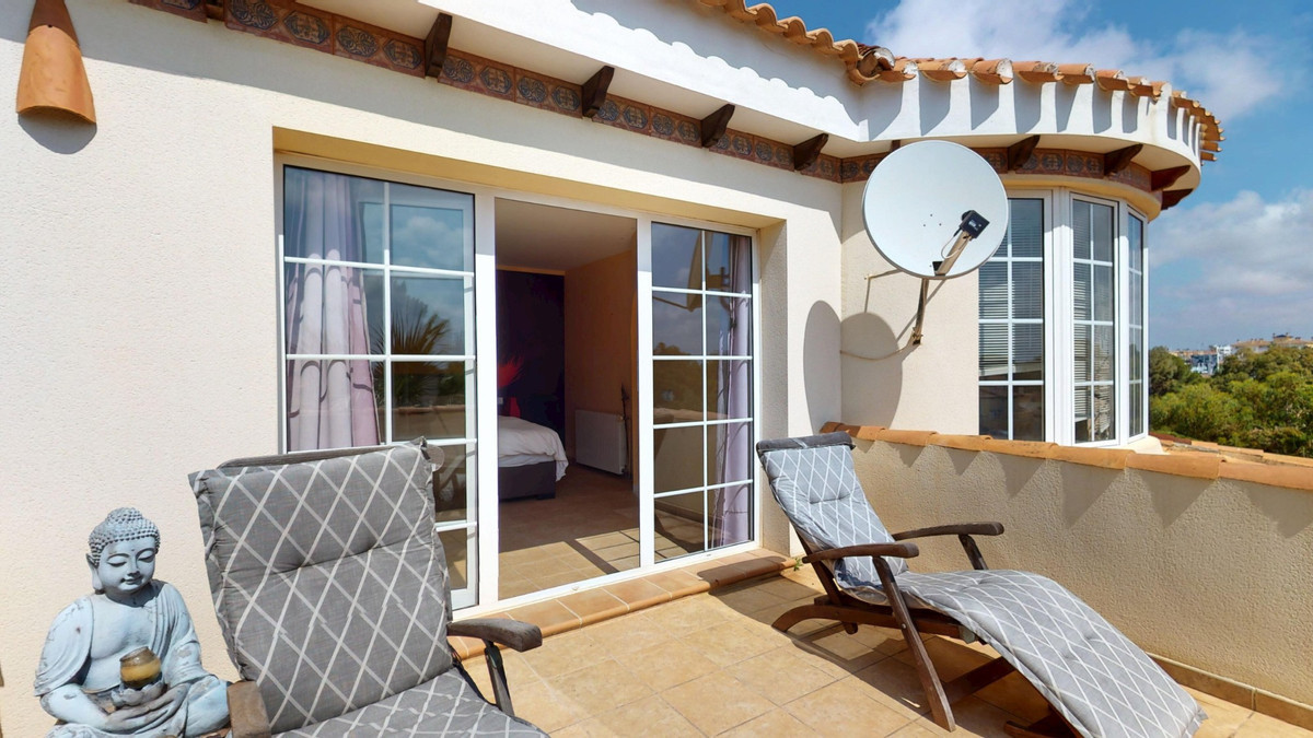 For sale - 5 Bedroom 3 Bathroom House - Detached Villa in Orihuela - La Zenia  - Alicante