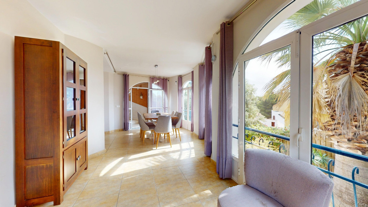 For sale - 5 Bedroom 3 Bathroom House - Detached Villa in Orihuela - La Zenia  - Alicante