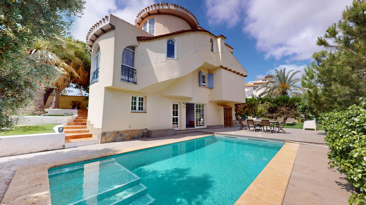 For sale - 5 Bedroom 3 Bathroom House - Detached Villa in Orihuela - La Zenia  - Alicante
