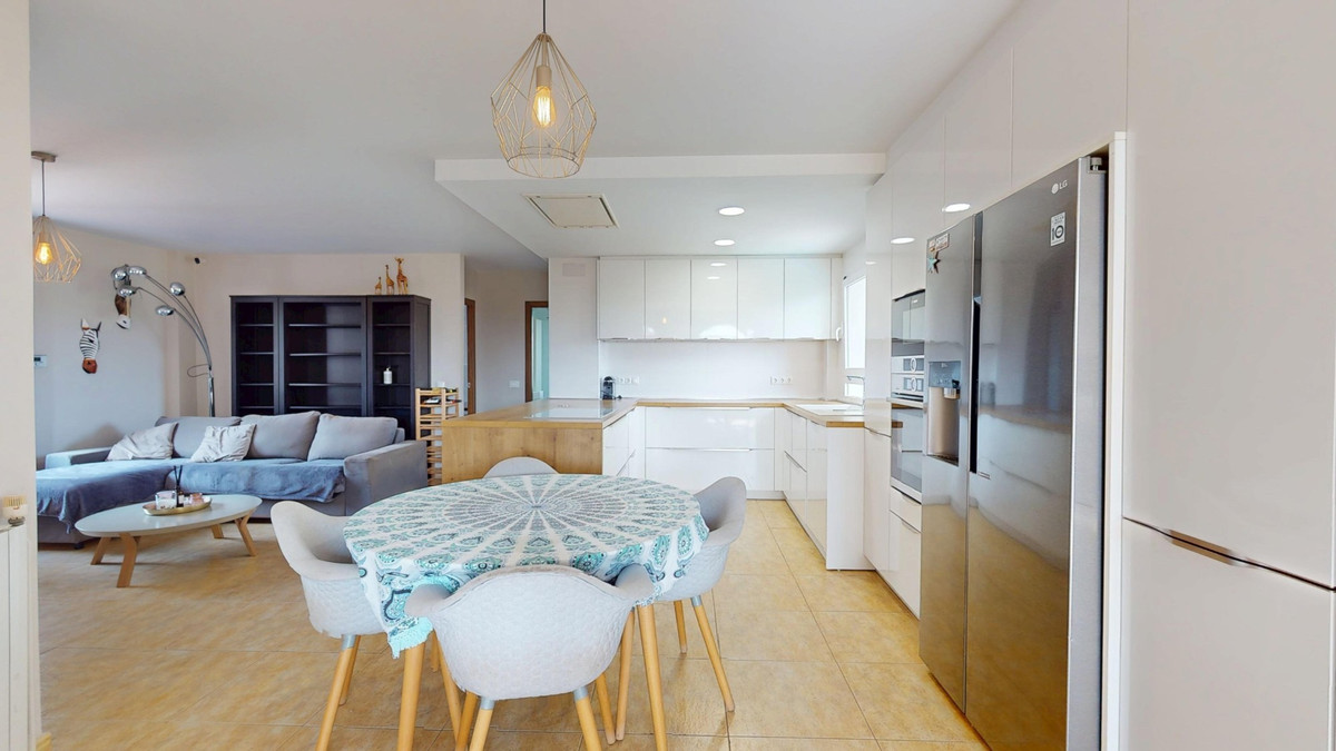 For sale - 5 Bedroom 3 Bathroom House - Detached Villa in Orihuela - La Zenia  - Alicante