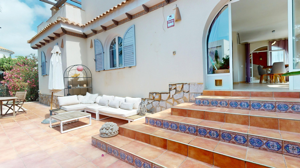 For sale - 5 Bedroom 3 Bathroom House - Detached Villa in Orihuela - La Zenia  - Alicante