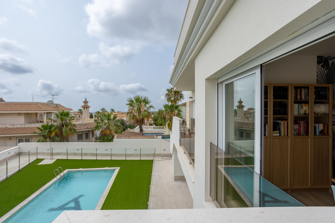 For sale - 2 Bedroom 2 Bathroom Penthouse Penthouse in Villamartin - Costa Blanca  - Alicante