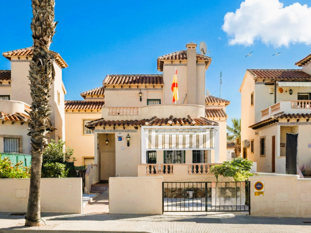 3 Bedroom 2 Bathroom Villa in El Raso 