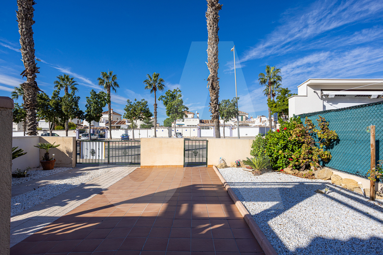 For sale - 3 Bedroom 2 Bathroom Villa in El Raso  - El Raso  - Alicante