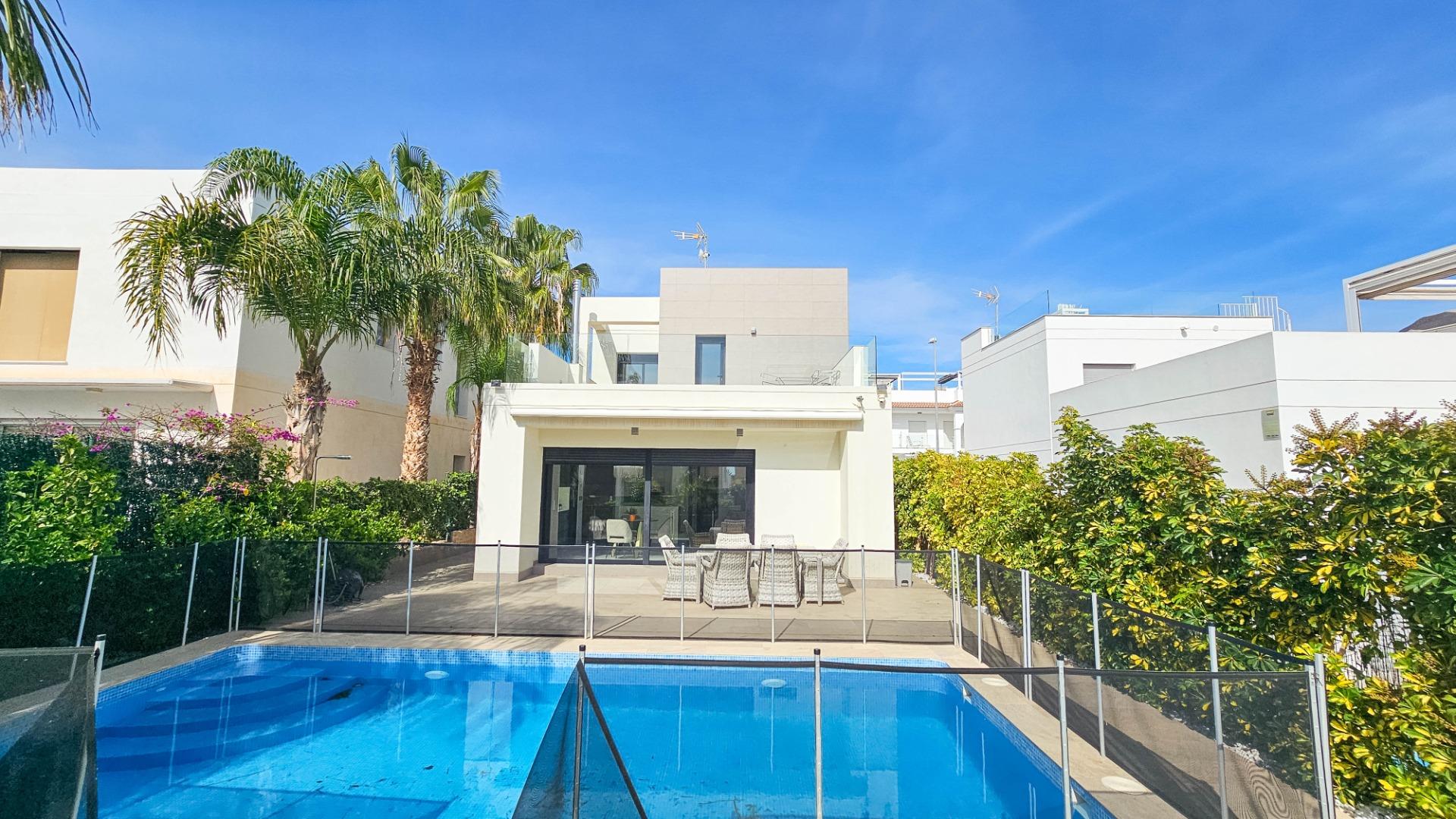 For sale - 3 Bedroom 2 Bathroom Villa in Rojales - Cuidad Quesada  - Alicante