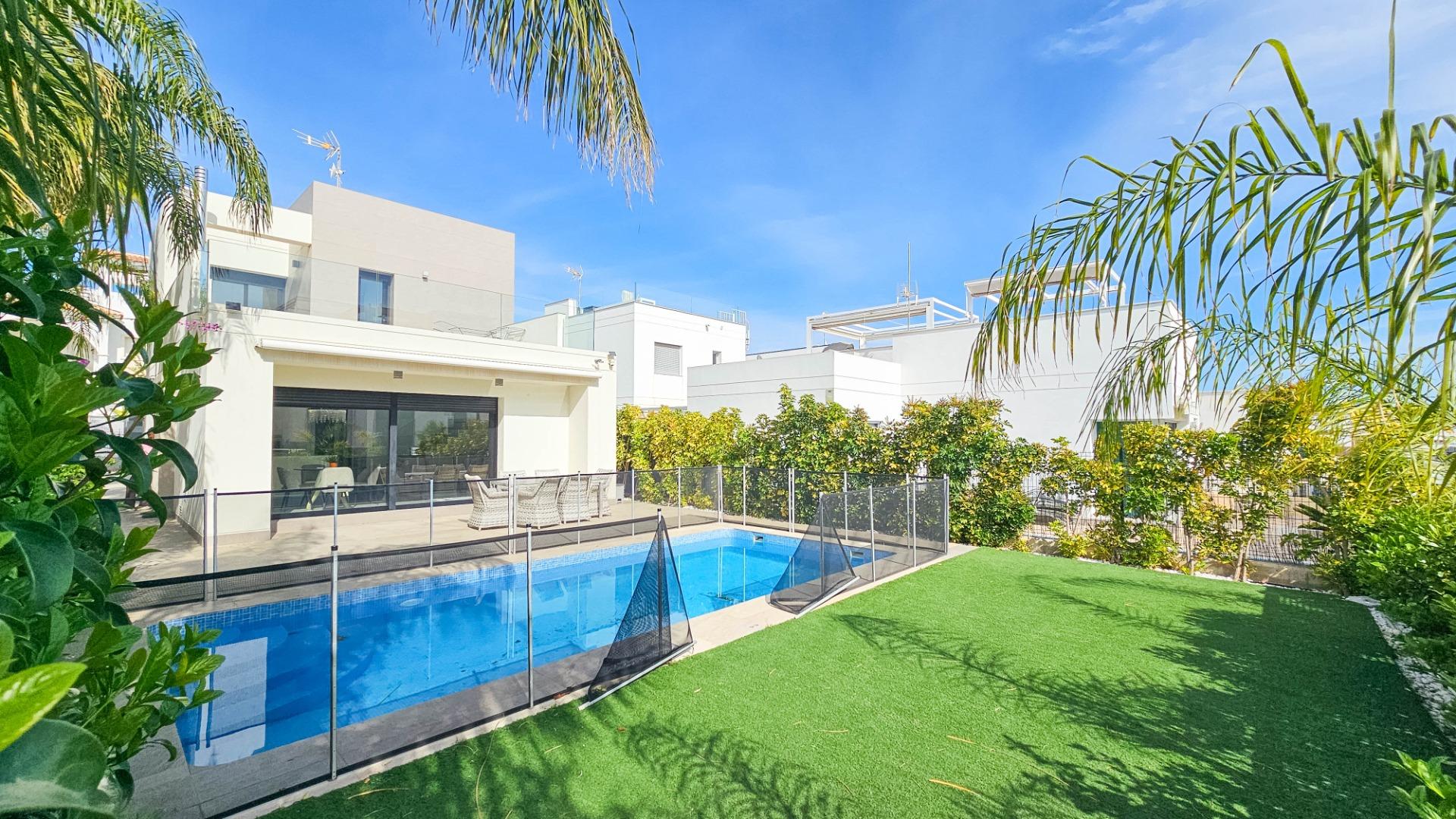 For sale - 3 Bedroom 2 Bathroom Villa in Rojales - Cuidad Quesada  - Alicante